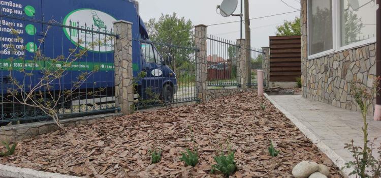 natural mulch yard